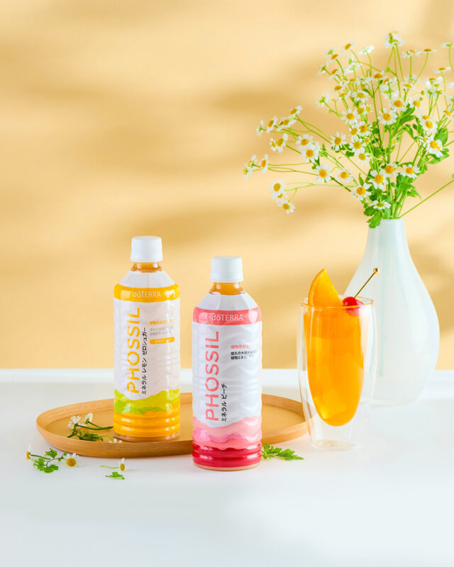 PHOSSIL ミネラル ピーチ＆レモン プレゼントキャンペーン⁠
⁠
初夏にぴったりのフレーバーが新登場🌿⁠
 期間中、250PV以上のご購入で⁠
 「PHOSSIL ミネラル ピーチ」と「PHOSSIL ミネラル レモン ゼロシュガー」をセットでプレゼント！⁠
⁠
📅 期間⁠
 2025年6月1日（日）15:00 ～ 7月1日（火）14:59⁠
 ※数量限定のため、在庫がなくなり次第終了となります。⁠
 ※7月1日のLRP注文は対象外です。⁠
⁠
⁠
🎁 プレゼント内容⁠
⁠【新フレーバー🍑】PHOSSIL ミネラル ピーチ（550mL）⁠
 ヒューミックシェール抽出液にピーチ果汁を加えた、ほんのり甘くみずみずしい味わい。クセが少なく飲みやすいので、ご家族みんなで楽しめます。⁠
⁠
PHOSSIL ミネラル レモン ゼロシュガー（550mL）⁠
 ヒューミックシェール抽出液にレモン果汁を加えた、PHOSSILシリーズ初の無糖タイプ。さっぱりとした酸味で、蒸し暑くなる季節にもぴったり。⁠
⁠
⁠
🍹 おすすめの楽しみ方⁠
ピーチ味：オレンジジュースや炭酸水で割ってモクテル風に⁠
レモン味：紅茶やハーブティーに加えてレモンティーに⁠
そのほか、ヨーグルトやお料理へのアレンジもおすすめです◎⁠
⁠
 これからの季節の水分補給にも、ぜひお役立てください！⁠
⁠
詳しくはプロフィールのリンクからチェック🔗⁠
⁠
#ドテラ #doTERRA #PHOSSILミネラル #ピーチ #レモン #ゼロシュガー⁠