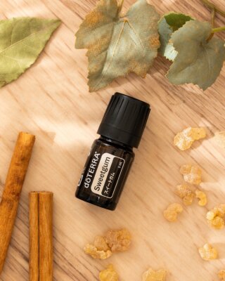 【数量限定】新製品  スイートガム 5mL 

「アダプティブ」のキー成分のひとつとしても知られるスイートガムは、流通量が少ない貴重なエッセンシャルオイル。

甘くあたたかみのある樹脂の香りに、ほんのりスパイシーなニュアンスを感じる奥行きのある香りが特長です。
「Liquid Amber（液状の琥珀）」とも呼ばれる香り高い樹脂から抽出され、さまざまなオイルと調和しながら、ブレンドに深みとアクセントを添えてくれます。

🌿おすすめの組み合わせ
☀️夏：ミントや柑橘系と合わせて、爽やかで奥行きのある香りに。
🍁秋冬：フランキンセンスやコパイバと合わせて、落ち着きのある豊かな香りを楽しめます。

数量限定・在庫限りの販売となりますので、ぜひこの機会をお見逃しなく✨

📅販売開始
7月2日（木）11:00

限定販売のため、LRP注文では単独購入・保存（指定日注文）はできません。他の製品と一緒に「今すぐ注文」でご購入ください。

⚠️本品は雑貨です。摂取・塗布はできませんのでご注意ください。

🔍 詳細はプロフィールのリンク【dōTERRA TIMES】からご確認ください✨

#ドテラ #エッセンシャルオイル #スイートガム #香りのある暮らし